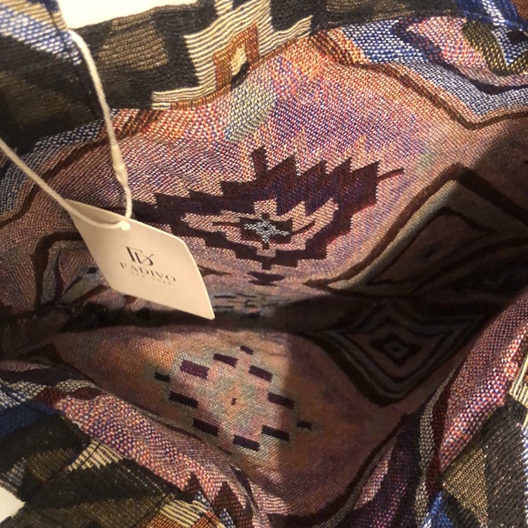 NWT Lightweight Aztec tote - Picture 4 of 6